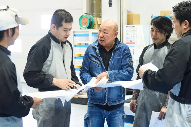 打ち合わせをする社員