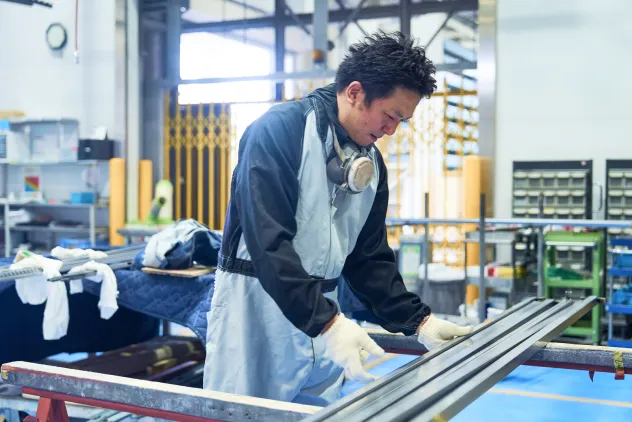 社員同士で作業する様子