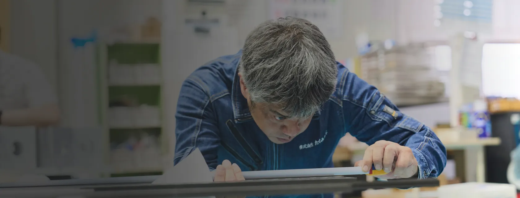 工場で作業する職人