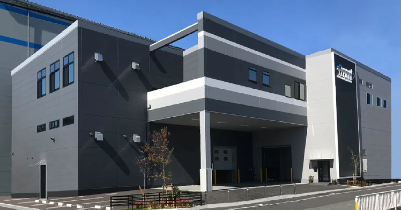 広い工場内の生産設備