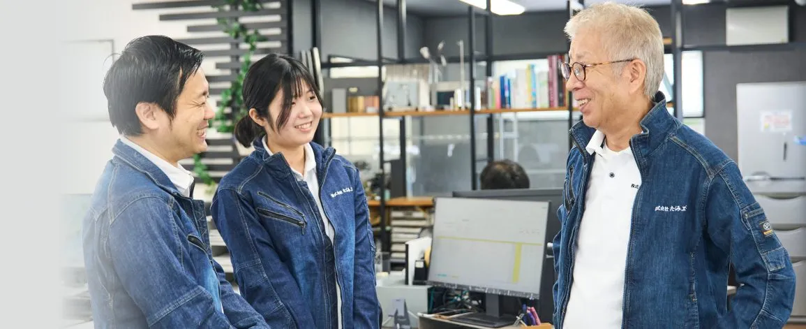 先輩社員から指導を受ける様子