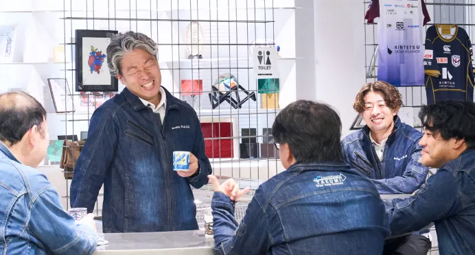 ショールームで社長と社員が談笑する様子