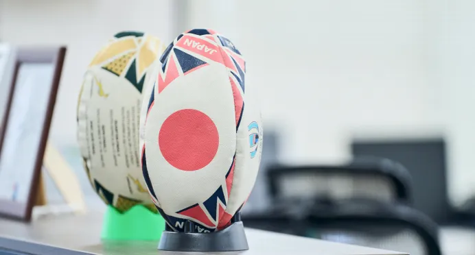 社内に飾られたラグビーボール