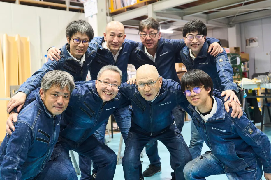 打ち合わせをする社員