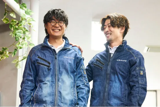 工場で作業する様子