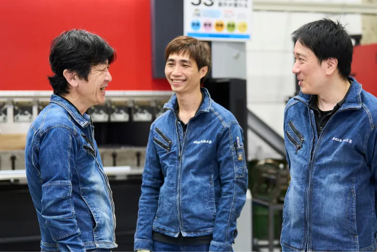 製品を確認する社員