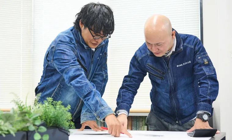 図面を見ながら仕様を検討する設計担当
