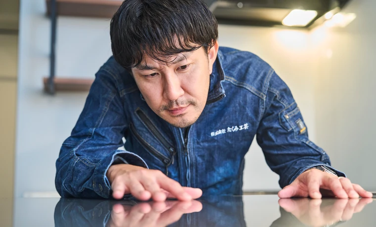 据え付けた製品の仕上がりを確認する様子