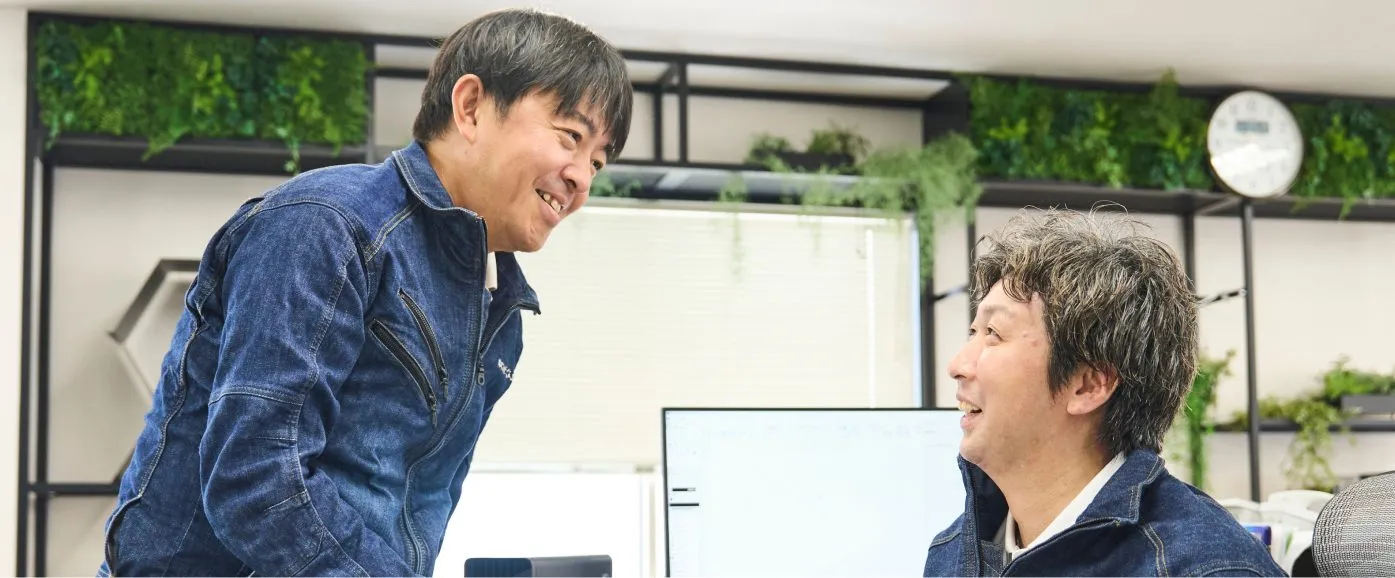 打ち合わせで要望を聞き取る営業部の仕事風景