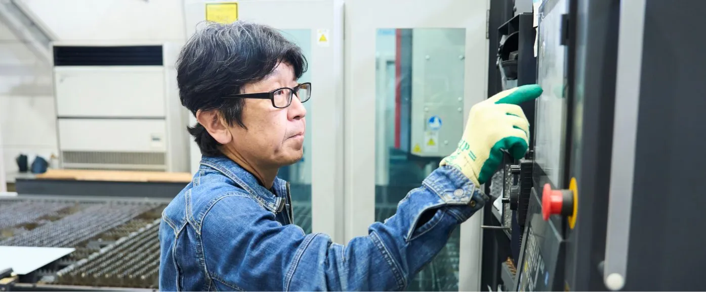 加工機を操作する板金・製作部の仕事風景