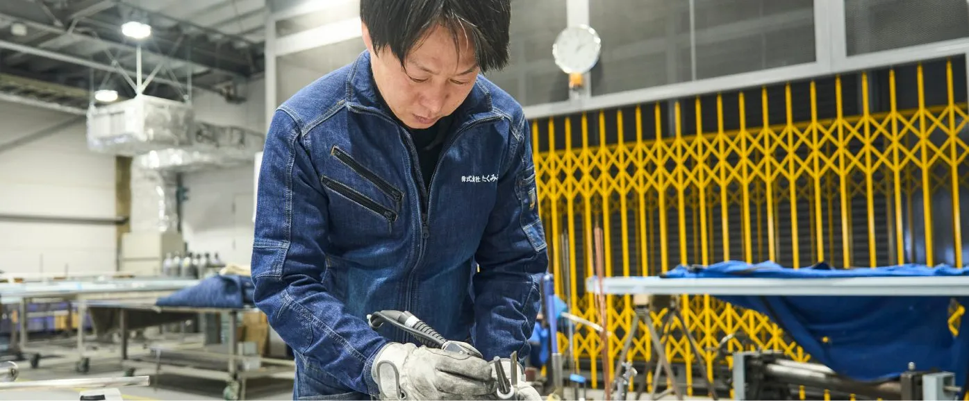 製作した金属製品を工場で仕上げる様子