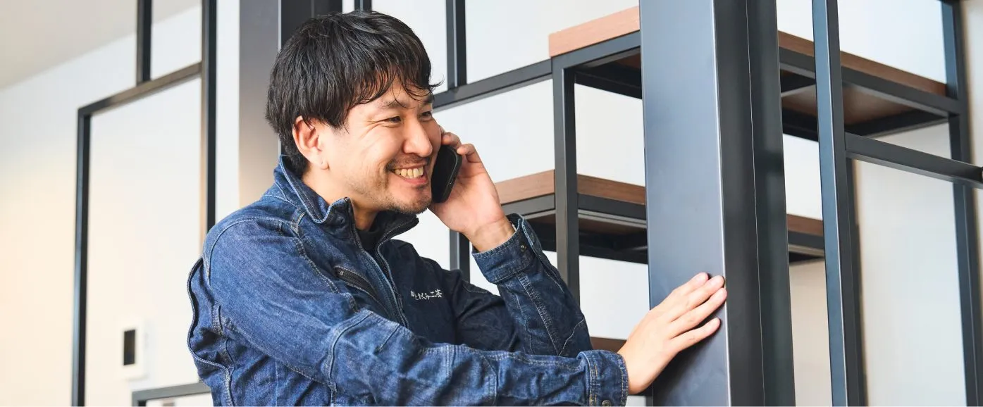設置現場で什器を確認しながら連絡を取る様子