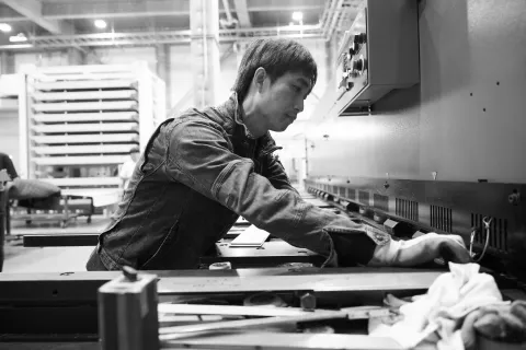 工場での組立作業の様子
