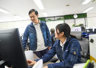 打ち合わせをする社員
