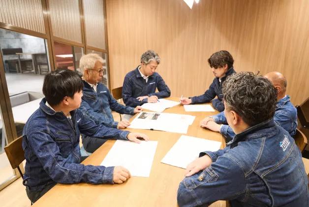 工場で作業する社員